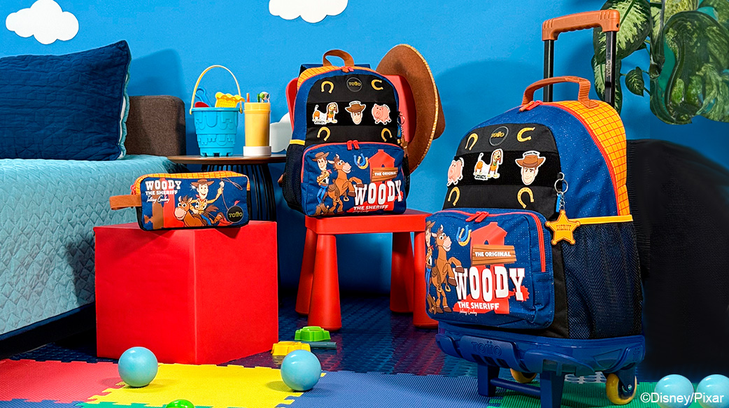 Morral con ruedas, cartuchera y accesorios del Sheriff Woody colección oficial Toy Story Totto