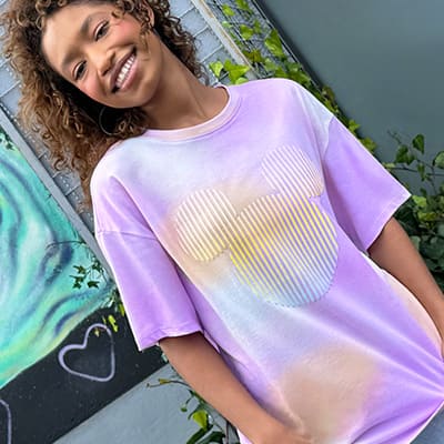 camiseta de estampado de Mickey Mouse con tonalidades rosas y violetas